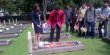 Dino Patti Djalal saat ziarah ke makam Usman-Harun di Kalibata