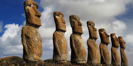 Moai, patung raksasa misterius yang menjaga Pulau Paskah