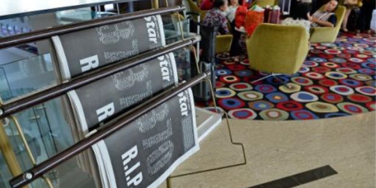 Tragedi MH370, halaman depan koran Malaysia berlatar hitam