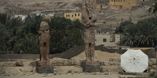 Dua patung Firaun Amenhotep III dipertontonkan ke publik