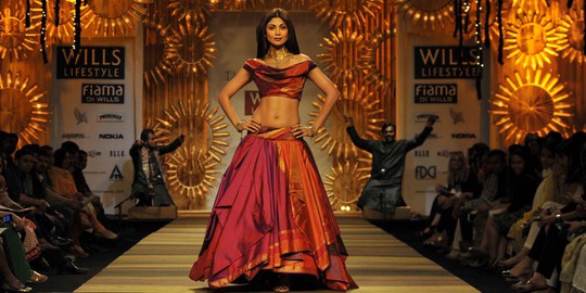 Seksinya aktris Bollywood Shilpa Shetty jadi model fashion week