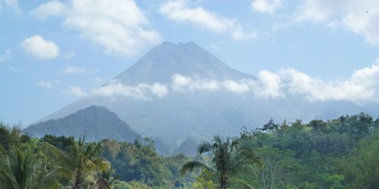 Semburkan abu vulkanik, status Gunung Merapi masih aktif normal