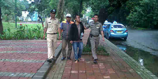 Guru SD ini digaruk Satpol PP saat termenung ratapi nasib