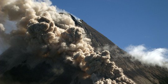 Jelang Pemilu Merapi Batuk Isyarat Apa Merdeka Com