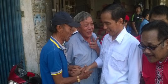 Warga berebut salaman dan foto Jokowi, lalin Serang macet parah