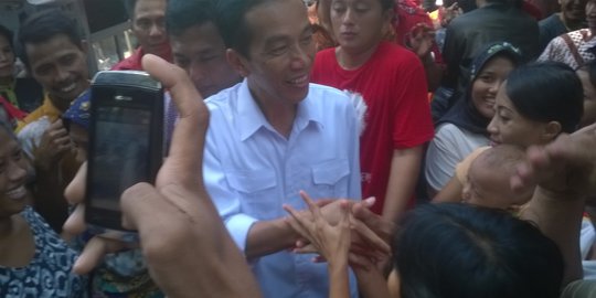 Jokowi blusukan ke pasar di Serang, tukang becak harapkan amplop