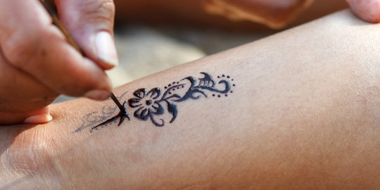 Pertimbangkan 5 faktor kesehatan ini sebelum membuat tato