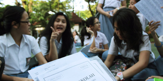 Jika melihat nilai, sekolah unggulan isinya anak orang kaya