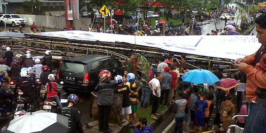 Sopir Avanza tewas tertimpa baliho raksasa di Palembang