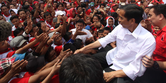 Dikira warga bagikan duit, Jokowi ternyata beri kaos dan stiker