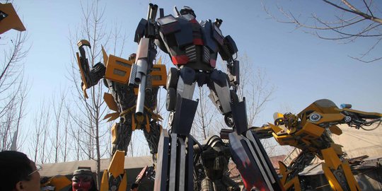 Unik, robot 'Transformer' di China ini dibuat dari barang bekas