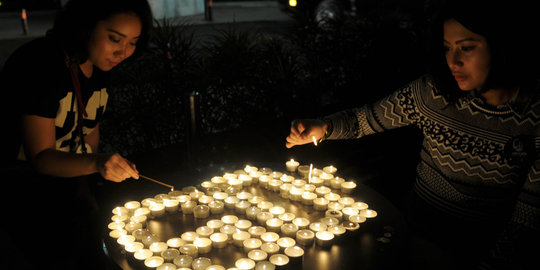 Aksi lilin 60+ saat peringatan Earth Hour di Grand Indonesia
