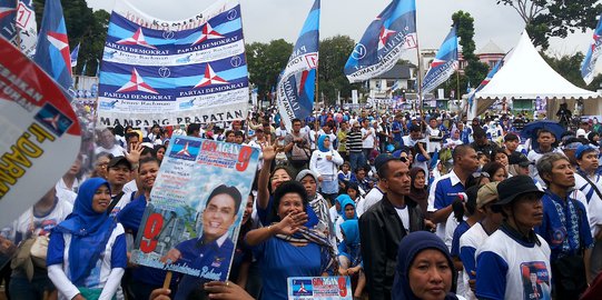 Dapat uang & payung, warga mau ikut kampanye Demokrat di Blok S