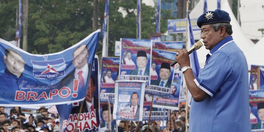 Bersuara serak, SBY nyanyi 'Rumah Kita' bareng Rio Febrian