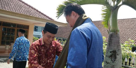 Bertamu ke pesantren, Dino dihadiahi sorban & Alquran