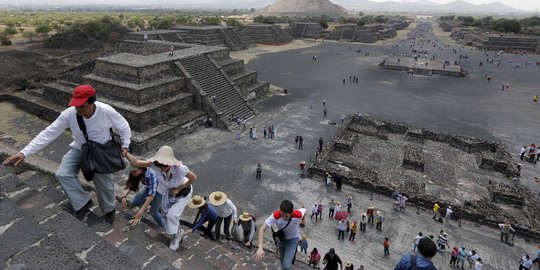 Sensasi mendaki puncak Piramida Matahari di Situs Teotihuacan