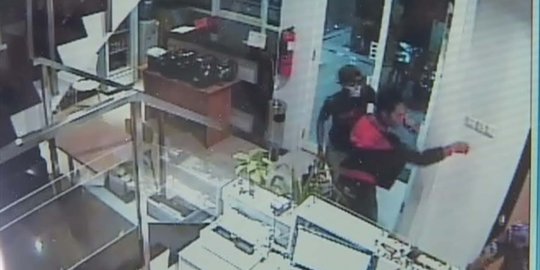 Ini rekaman CCTV pembunuhan penjaga counter HP di Semarang