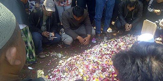 Isak tangis iringi pemakaman Asep Sunarya