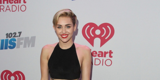 Seram... Ada hantu di atas kepala Miley Cyrus?