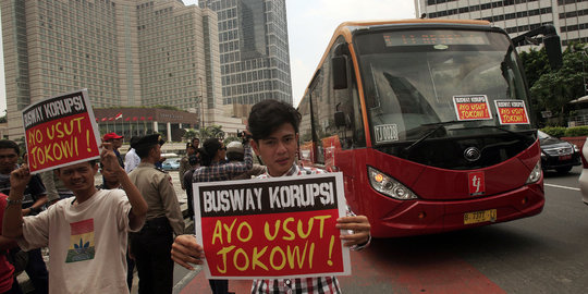 Aksi protes pengadaan bus Transjakarta di Bundaran HI