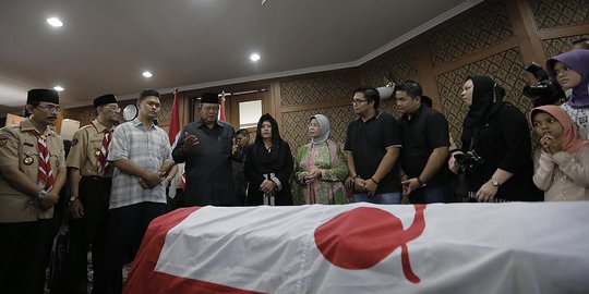 Presiden SBY melayat ke rumah duka Azrul Azwar