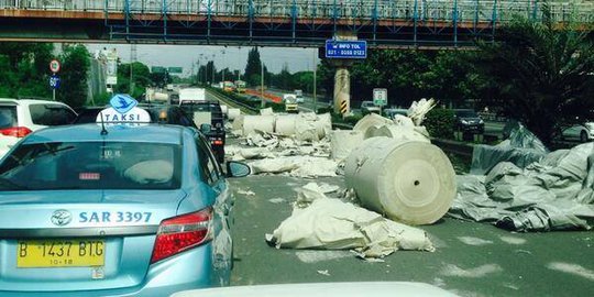 Truk kecelakaan, kertas rol bertumpahan ke tol Cawang