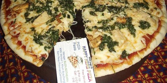 Mau mencicipi happy pizza bertabur ganja di Phnom Penh?