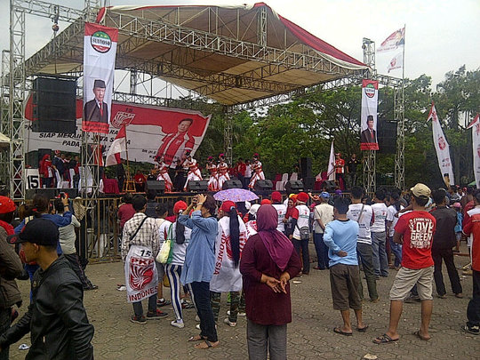 pkpi buang kaos partai rev2