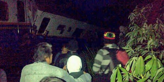 Tim evakuasi berupaya selamatkan penumpang yang terjepit
