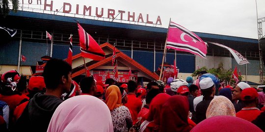 Bendera Bulan Bintang berkibar di kampanye Partai Aceh