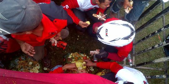 Di Sukoharjo, massa PDIP berebut 41 tumpeng