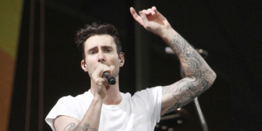 Rambut Adam Levine Botak sebagian, makin keren atau 