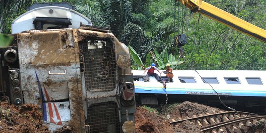 Pengalihan jalur KA lintas Selatan berlanjut hingga Senin malam