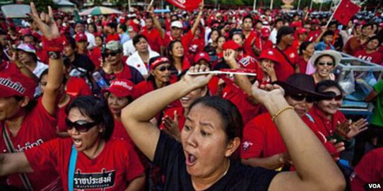 Kaos merah: Bisa jadi perang saudara jika Yingluck lengser