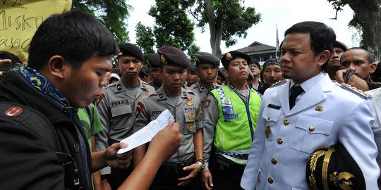 Bima saat temui demonstran mahasiswa usai dilantik Wali Kota