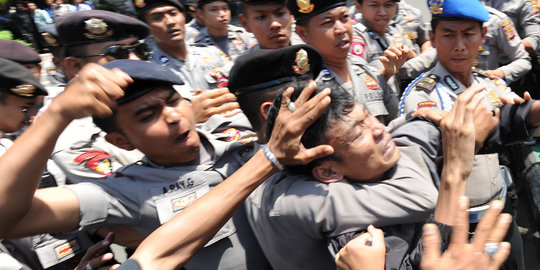 Aksi bentrok HMI dan aparat saat pelantikan Bima Arya