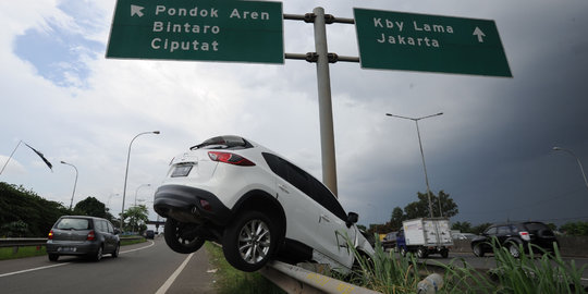 Mazda CX5 terjungkal di pintu keluar Tol Pondok Ranji
