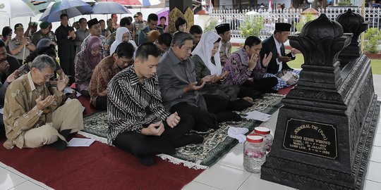 SBY dan keluarga nyekar ke makam Sarwo Edhie Wibowo di Purworejo