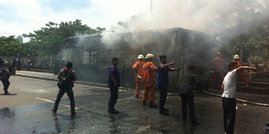 Transjakarta berpenumpang penuh terbakar di depan Rutan Guntur