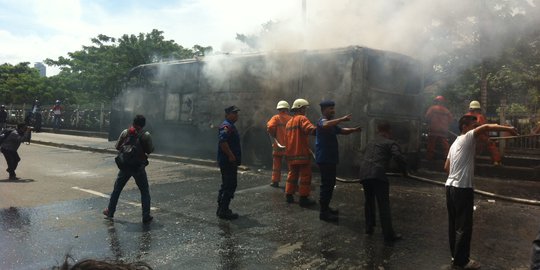 Transjakarta yang terbakar di depan Rutan Guntur sempat meledak