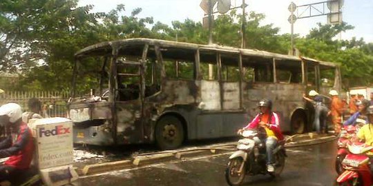 Transjakarta terbakar, penumpang pecahkan kaca dan berhamburan