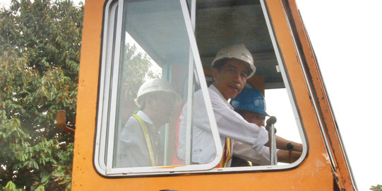 Jokowi alih profesi jadi sopir eskavator
