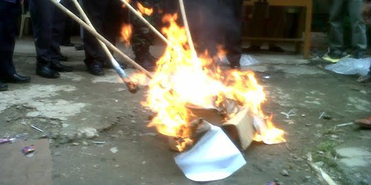 KPU Palembang bakar 197 surat suara rusak