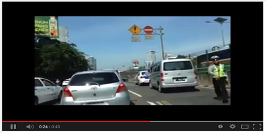 Video petugas kepolisian marah ketika direkam, ramai di YouTube