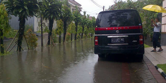 Jelang Pemilu, jalanan rumah Dahlan Iskan kebanjiran