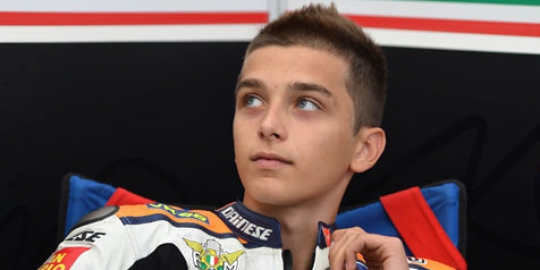 Gagal finis, adik Valentino Rossi selamatkan lawan dari