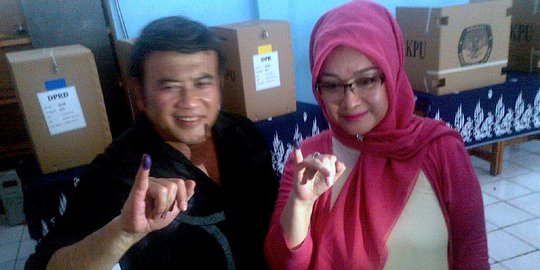 Rhoma Irama coblos di TPS 040 Pondok Jaya