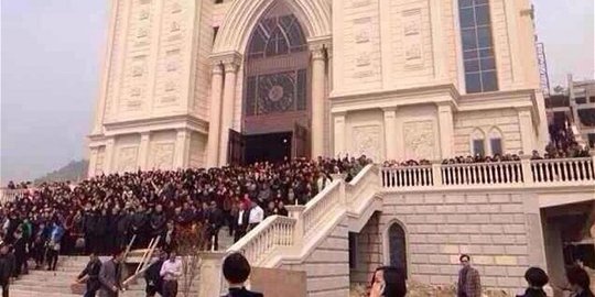 Umat Kristen di China bikin perisai manusia buat lindungi gereja