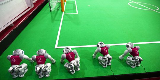 Aksi robot canggih bermain sepakbola dalam RoboCup Iran 2014