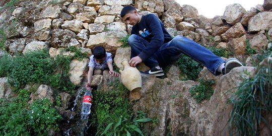 Pasokan dipotong Israel, warga Palestina cari air ke pegunungan